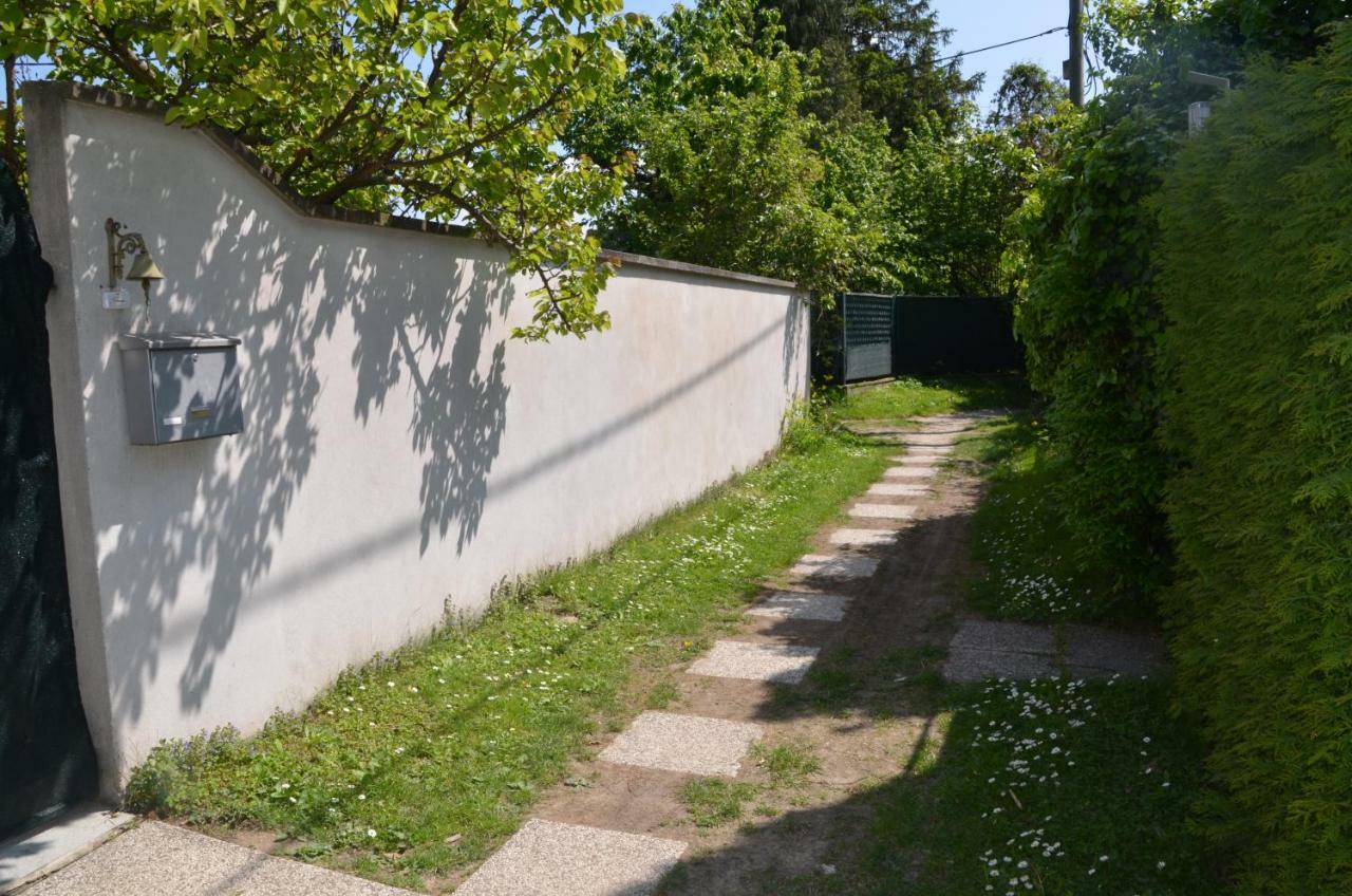 House At Lake "Alte Donau" In Wina Bagian luar foto